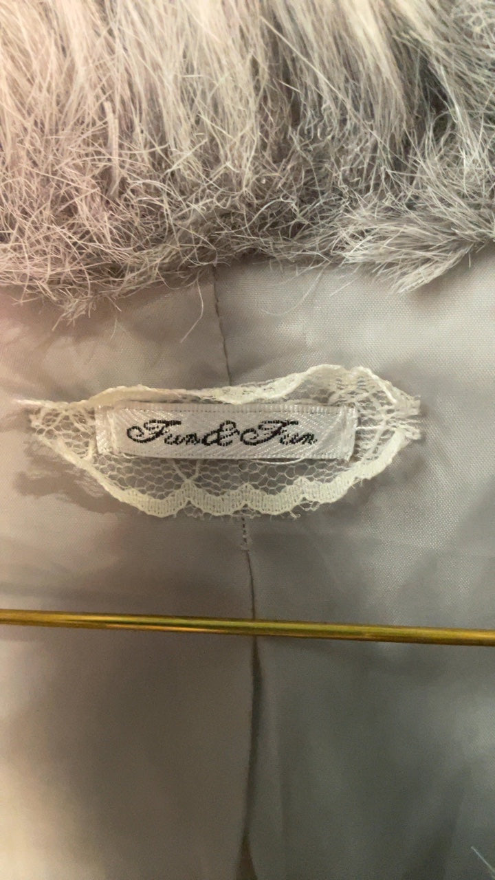 Fluffy Y2K Faux Fur, Silber-Grau, Weste mit Strass-Details, Après Ski approved