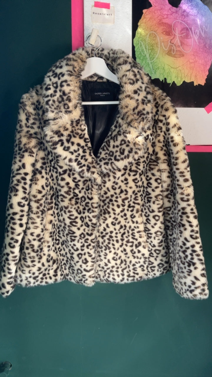 Leo Faux Fur Jacke, Y2K Style - warm, weich und perfekt für Aprés Ski