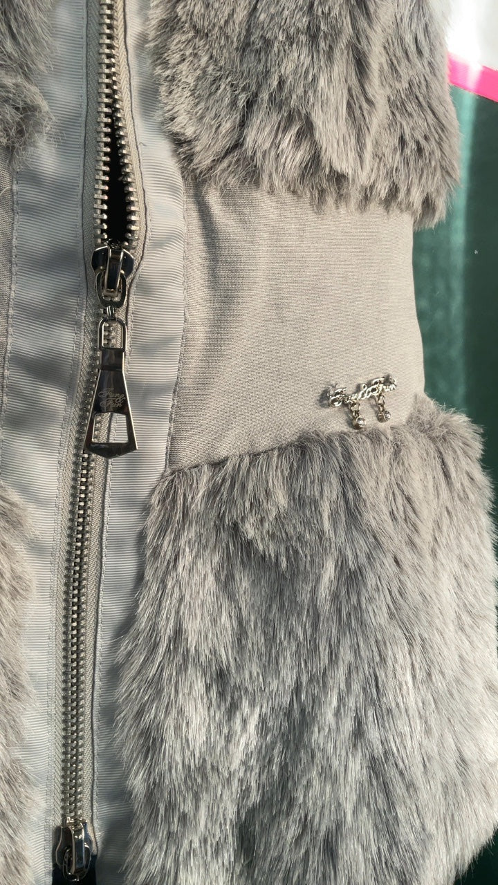 Fluffy Y2K Faux Fur, Silber-Grau, Weste mit Strass-Details, Après Ski approved