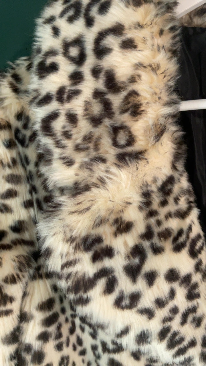 Leo Faux Fur Jacke, Y2K Style - warm, weich und perfekt für Aprés Ski