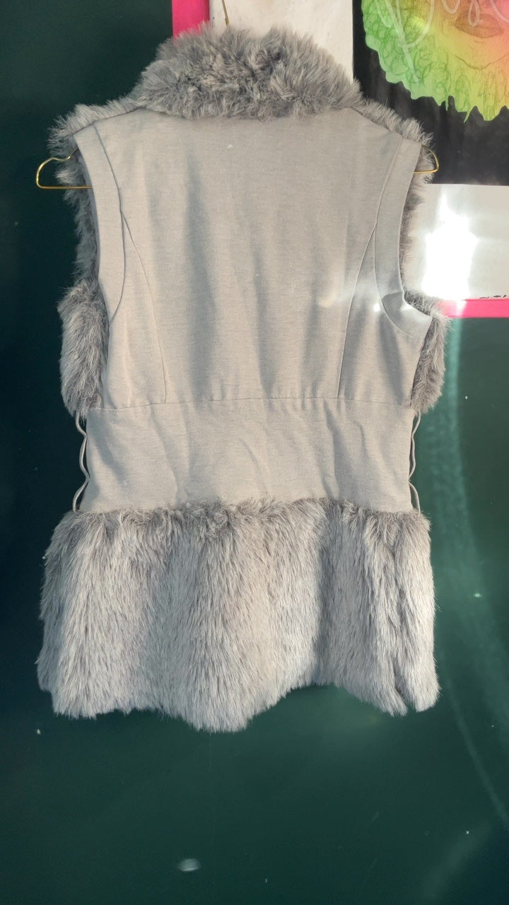 Fluffy Y2K Faux Fur, Silber-Grau, Weste mit Strass-Details, Après Ski approved