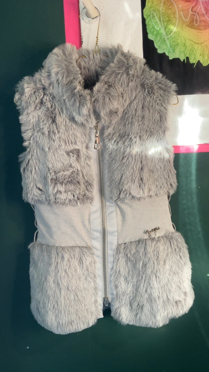 Fluffy Y2K Faux Fur, Silber-Grau, Weste mit Strass-Details, Après Ski approved