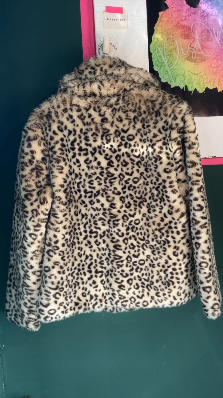 Leo Faux Fur Jacke, Y2K Style - warm, weich und perfekt für Aprés Ski
